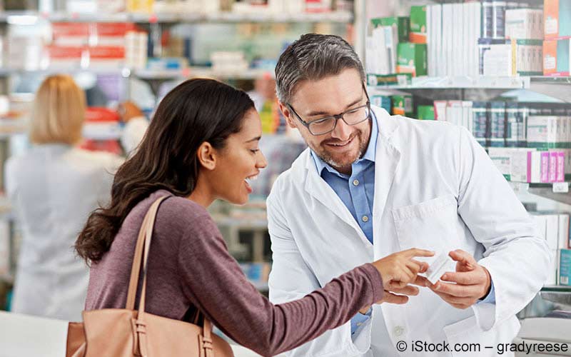 Apotheker beraet junge Frau Apotheker beraet junge Frau