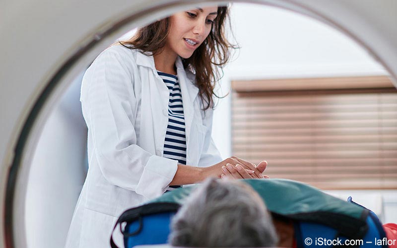Ärztin hält Hand eines MRT-Patienten Ärztin hält Hand eines MRT-Patienten