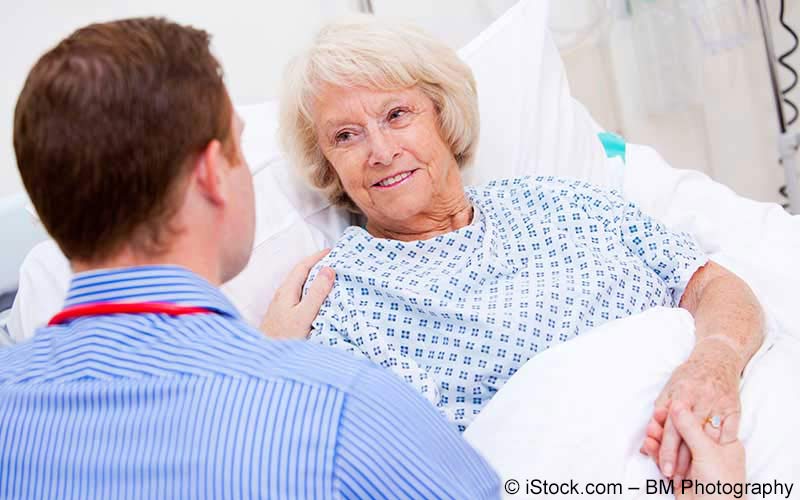 Arzt hält die Hand einer Patientin Arzt hält die Hand einer Patientin