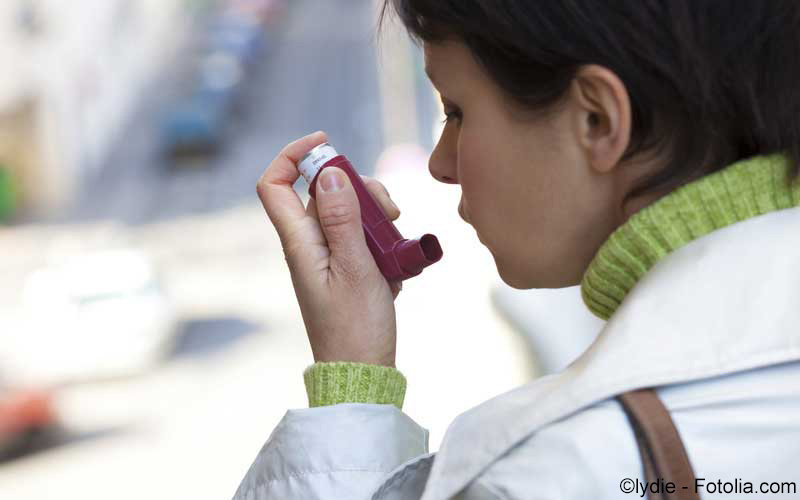 Frau mit Asthmaspray Frau mit Asthmaspray